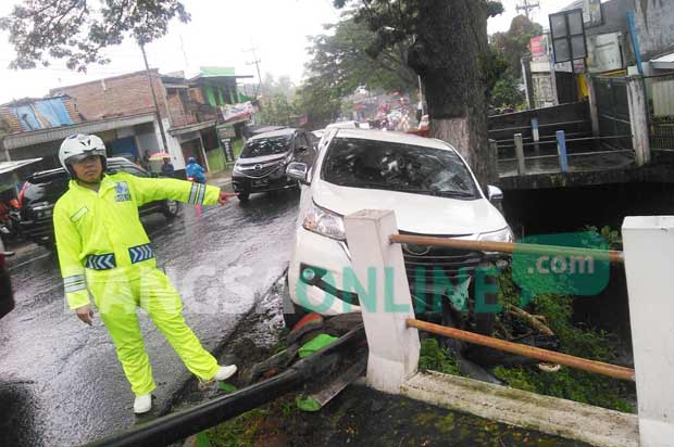 Kondisi Toyota Avanza usai mengalami kecelakaan tunggal di Jalan Raya Ir. Soekarno Desa Beji Kecamatan Junrejo Kota Batu.