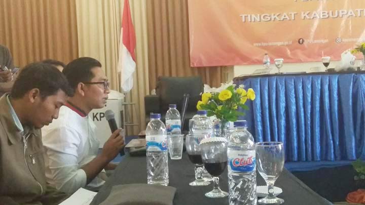 Ahmad Zuhdi saat menyampaikan rekap suara yang diperoleh tim Bawaslu Lamongan. 
