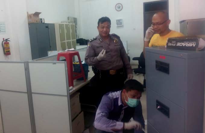 Polisi saat melakukan olah TKP.