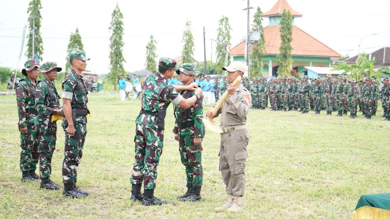 Kasdam V Brawijaya simbolis melepas atribut satgas tanda berakhirnya TMMD ke-126 Sidoarjo, 6 November 2025. foto ist