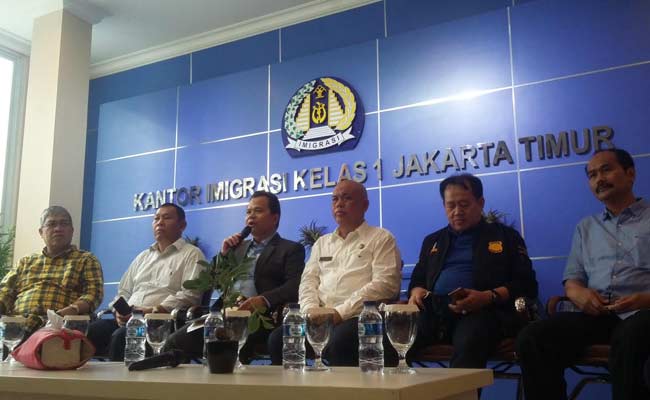 Dirjen Imigrasi Ronny F Simpey saat menjelaskan 5 WNI asal Cina jadi tersangka namun ia enggan membeberkan data kelima tenaga kerja ilegal itu.