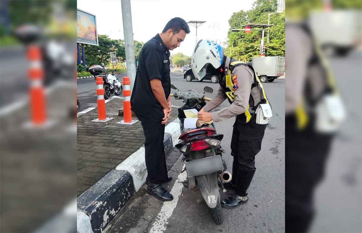 Polisi saat menegur pengendara yang melanggar aturan.