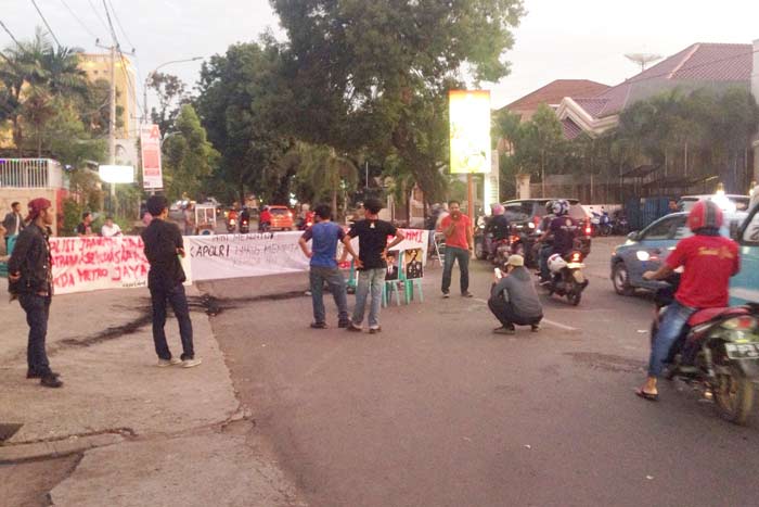Massa HMI di Jalan Botolempangan menggelar spanduk yang memblokir sebagian jalan, Selasa (8/11/2016).
