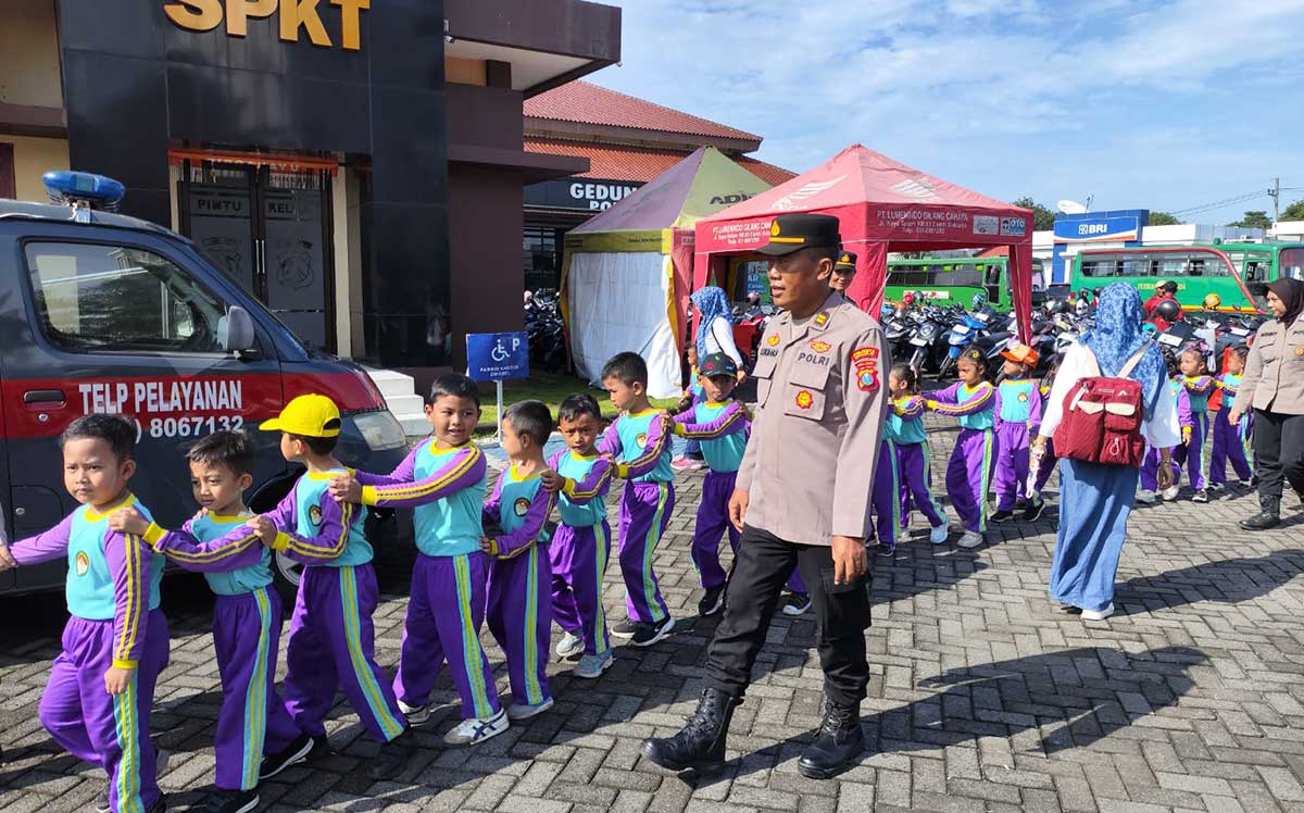 Petugas dari Polresta Sidoarjo saat mendampingi para siswa TK Dharma Wanita Persatuan Jabaran.