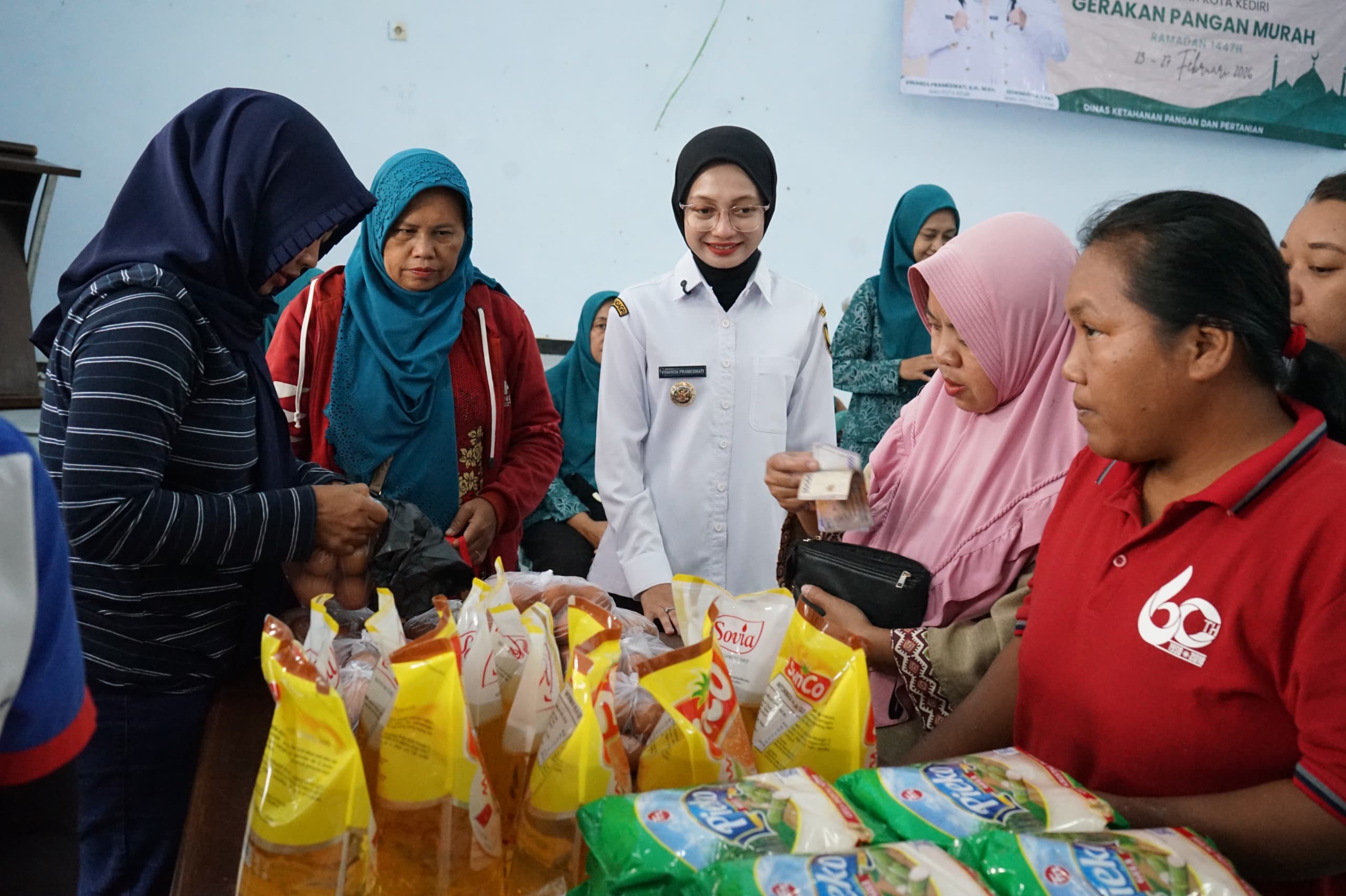 Wali Kota Kediri saat berdialog dengan warga yang berbelanja di GPM