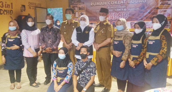 Gubernur Jawa Timur Khofifah Indar Parawansa foto bersama dengan karyawan rumah coklat.