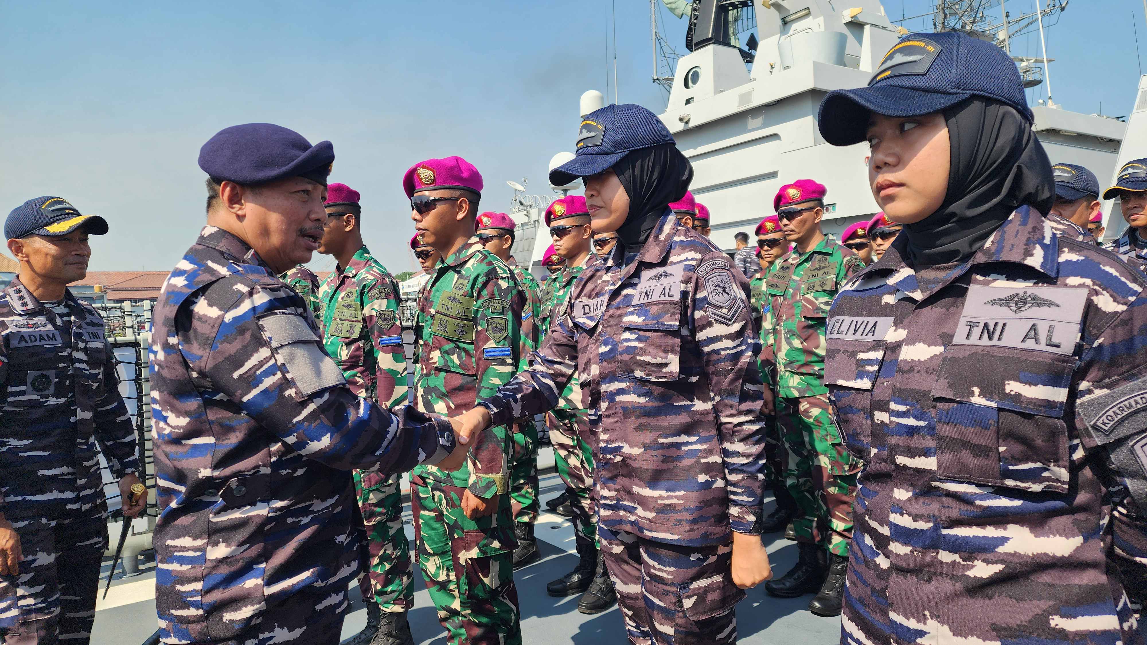 Pangkoarmada II saat menyambut Kedatangan KRI REM-331