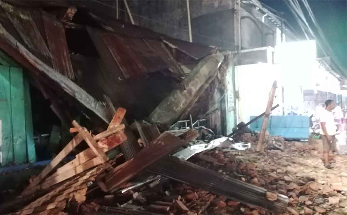 Bangunan yang ambruk di Jember.