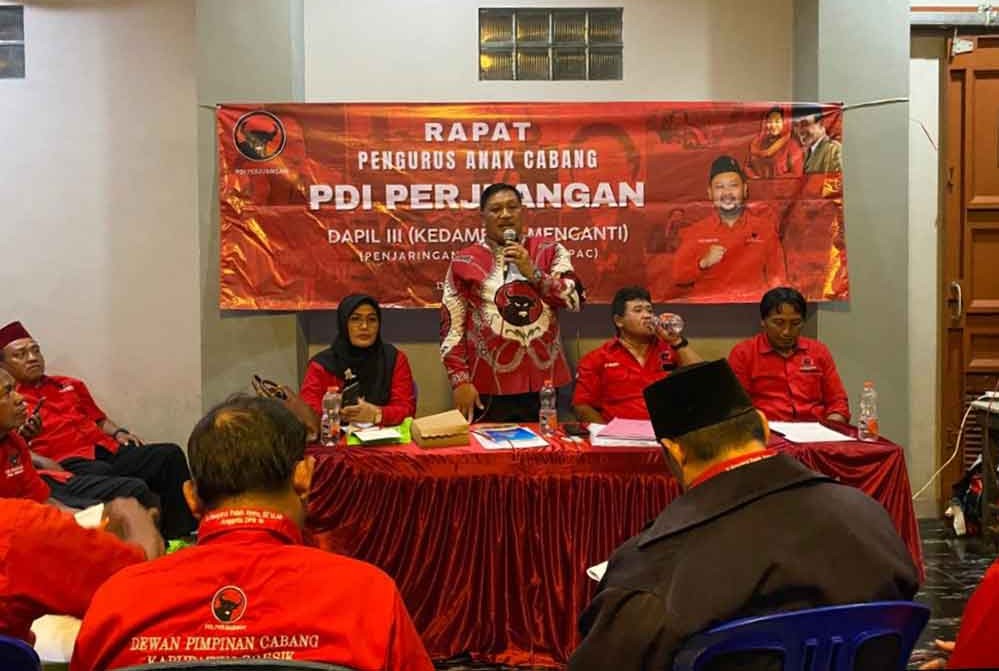 Mujid Riduan saat memimpin penjaringan calon ketua PAC PDIP Kedamean dan Menganti. (Ist)