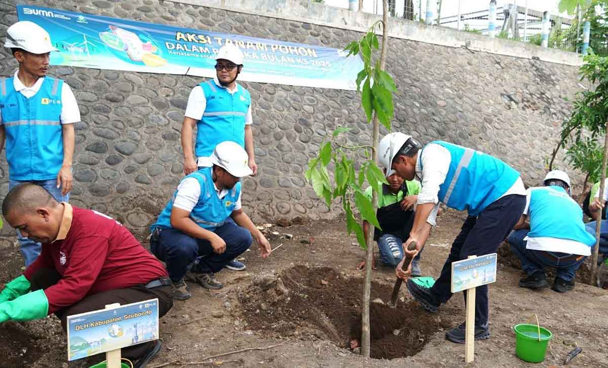 Aksi tanam pohon yang dilakukan jajaran PLN UID Jatim.