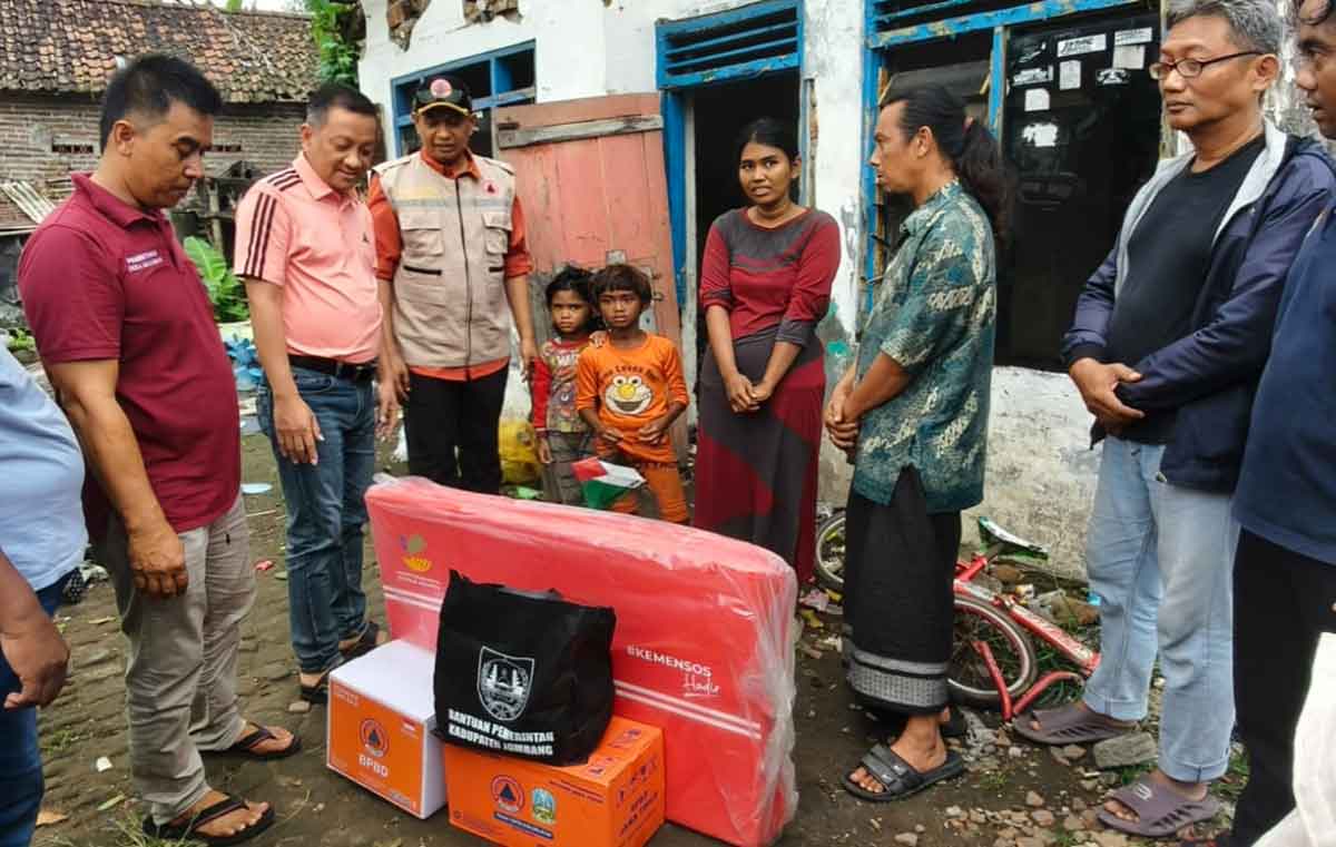 Sekdakab Jombang saat menyerahkan bantuan