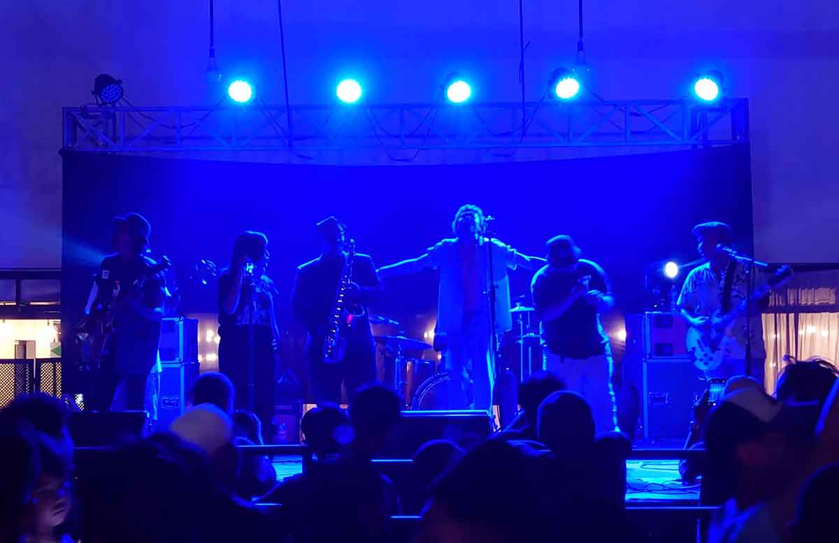 Band indie asal Sidoarjo The Sukudalu saat tampil.