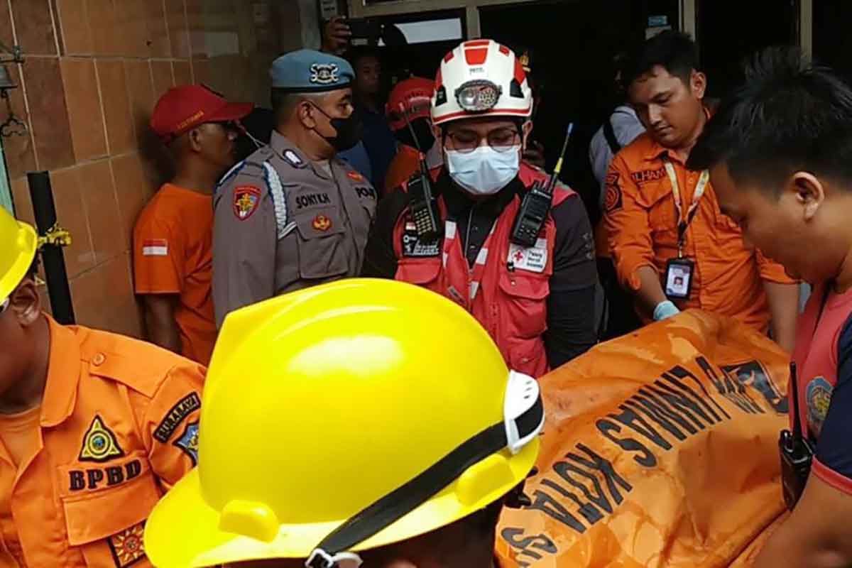 Korban kebakaran yang ditemukan meninggal dunia saat dievakuasi.