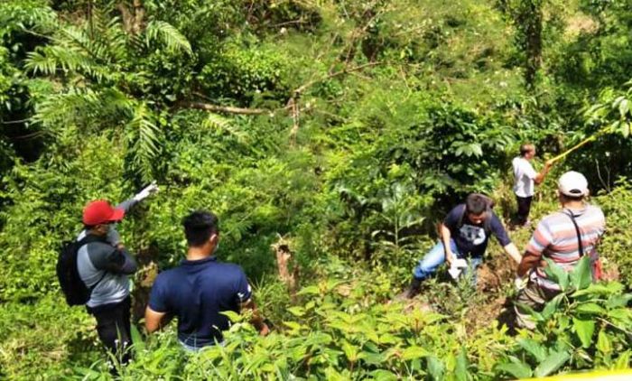 Petugas Polres Jember saat melakukan pencarian tulang di areal perkebunan.