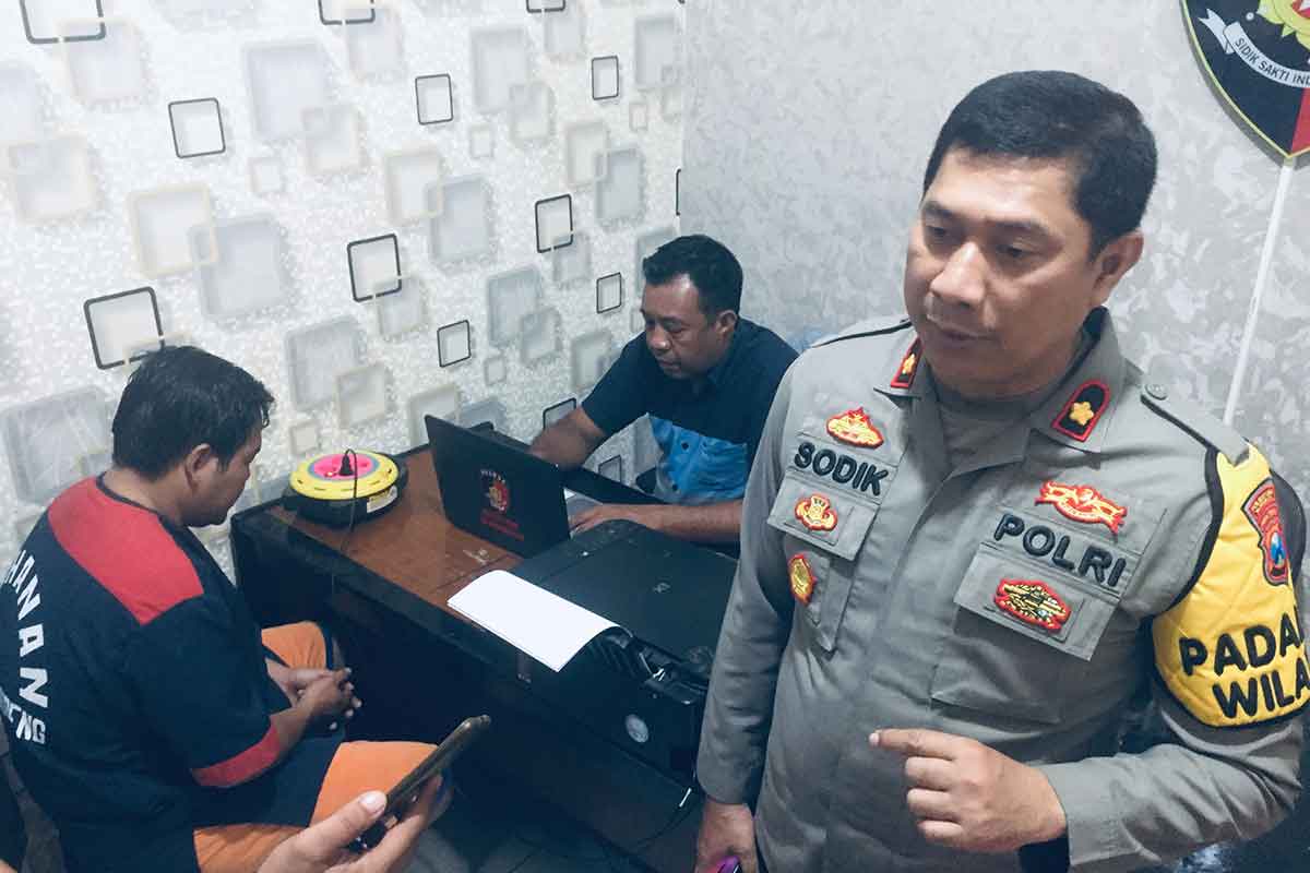 Saiful Anam (26) warga Rusun Sumbo, Simokerto,  Pelaku pencurian uang Pusat Oleh-oleh Bu Rudy saat diperiksa Kapolsek Gubeng, Rabu (18/1/2023).