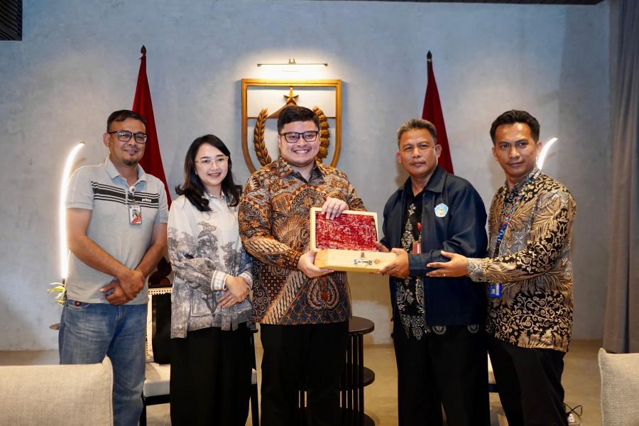 Bupati Kediri Hanindhito Himawan Pramana dan istrinya Eriani Annisa Hanindhito bersama perwakilan Guru SMAN 82 Jakarta. (Ist).