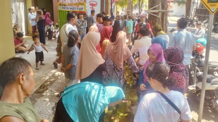 Antrean warga di salah satu pangkalan LPG di Kabupaten Tuban