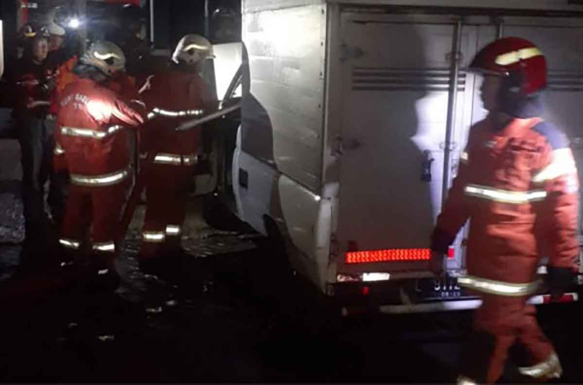 Mobil Boks berjenis Panther yang mengalami korsleting listrik pada bagian Dashboard, saat ditangi oleh Damkar Kota Surabaya, Minggu (29/1/2023)