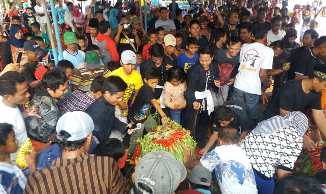 Warga saat berebut gunungan untuk sedekah bumi dan menyambut datangnya bulan Ramadhan. foto: eky nurhadi/ BANGSAONLINE
