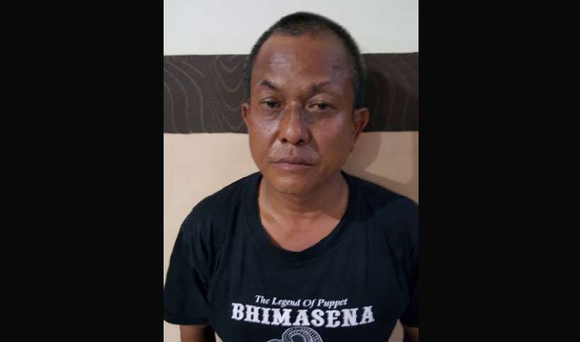 Tersangka di Polsek Sawahan Surabaya bersama hasil rekapan togel. foto: ekoyono/ BANGSAONLINE