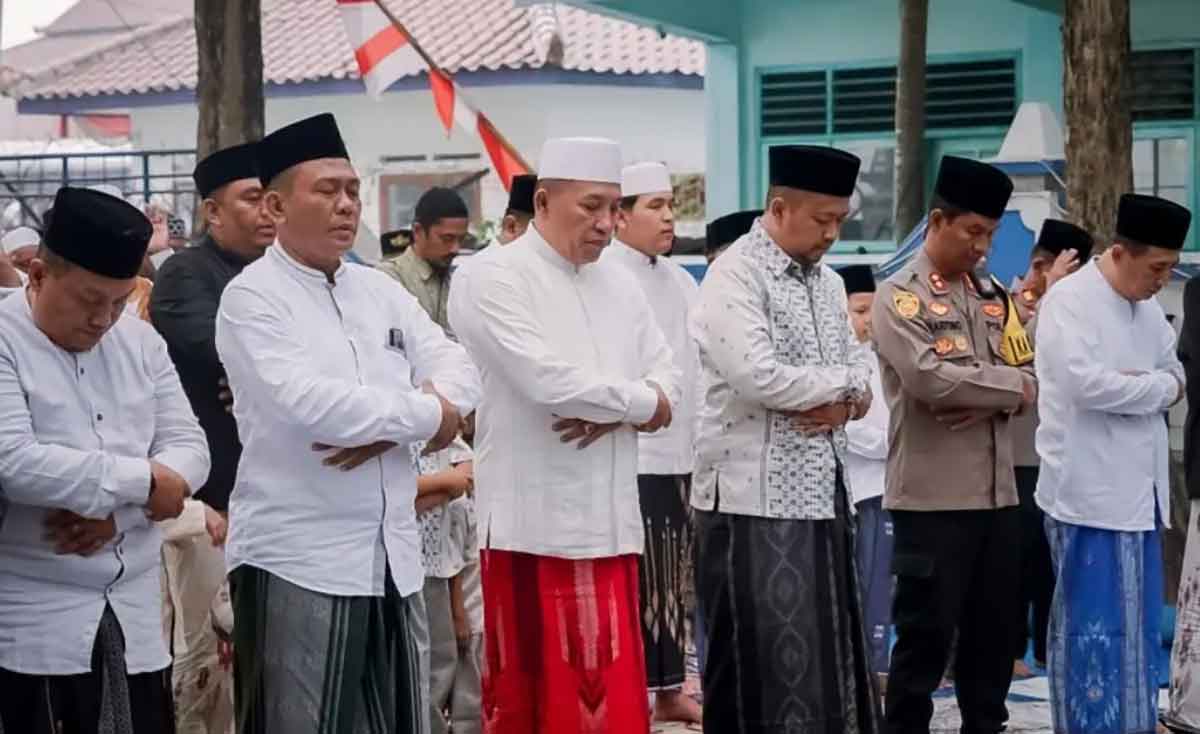 Bupati dan Wakil Bupati Sampang saat Sholat Idul Fitri.