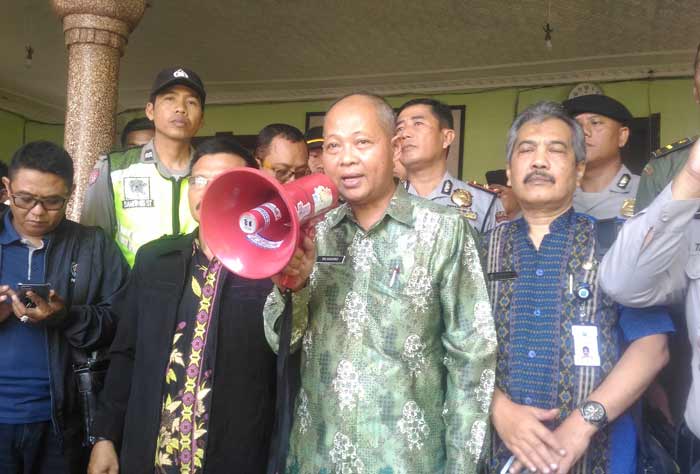 Tri Suharno, Ketua MKKS (Musyawarah Kerja Kepala Sekolah) SMAN Malang saat mengumumkan pencopotan Kepsek SMAN 2 Malang.