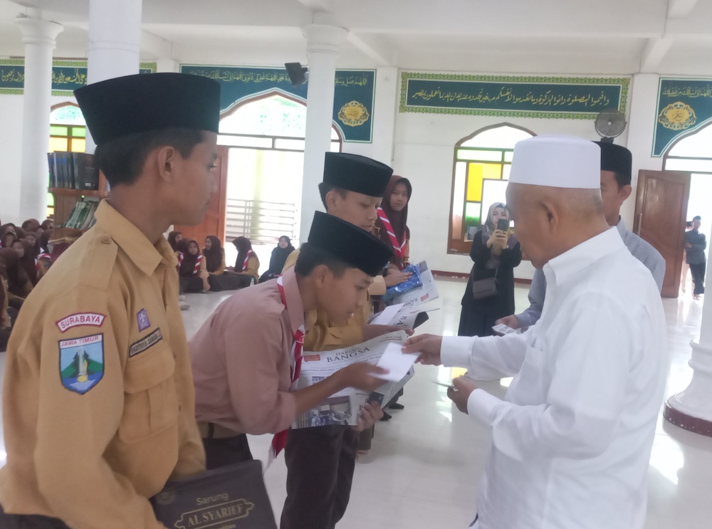 Prof Dr KH Asep Syaifuddin Chalim MA memberikan reward atau hadiah kepada 27 peserta Tryout