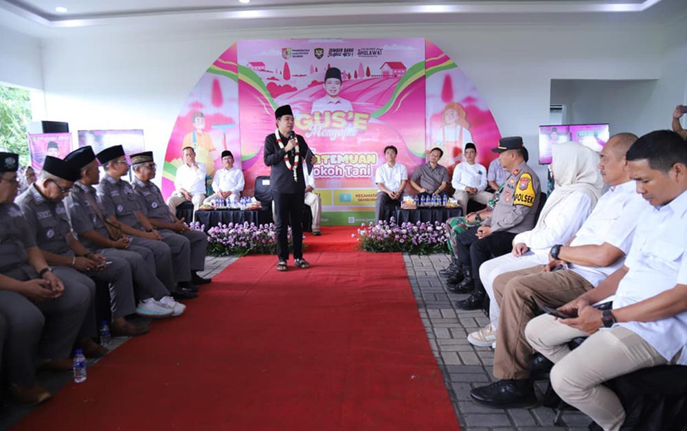 Bupati Jember, H. Muhammad Fawait, saat menghadiri dialog bertajuk “Guse Menyapa Semboro” di rumah Kepala Desa Sidomulyo.