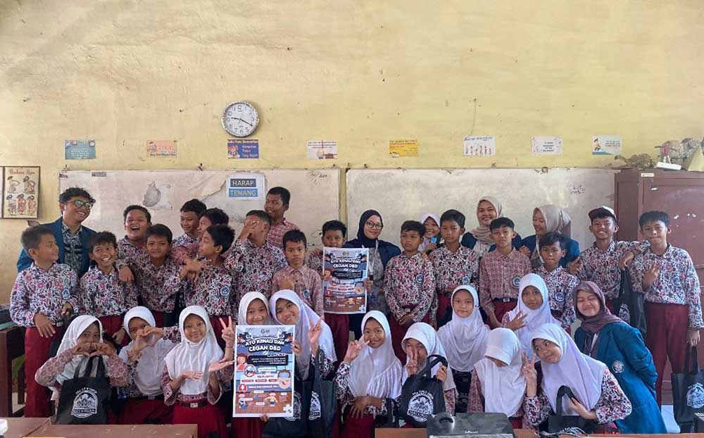 Mahasiswa KKN Undip dan siswa SDN 01 Mayangan foto bersama usai edukasi pencegahan DBD.