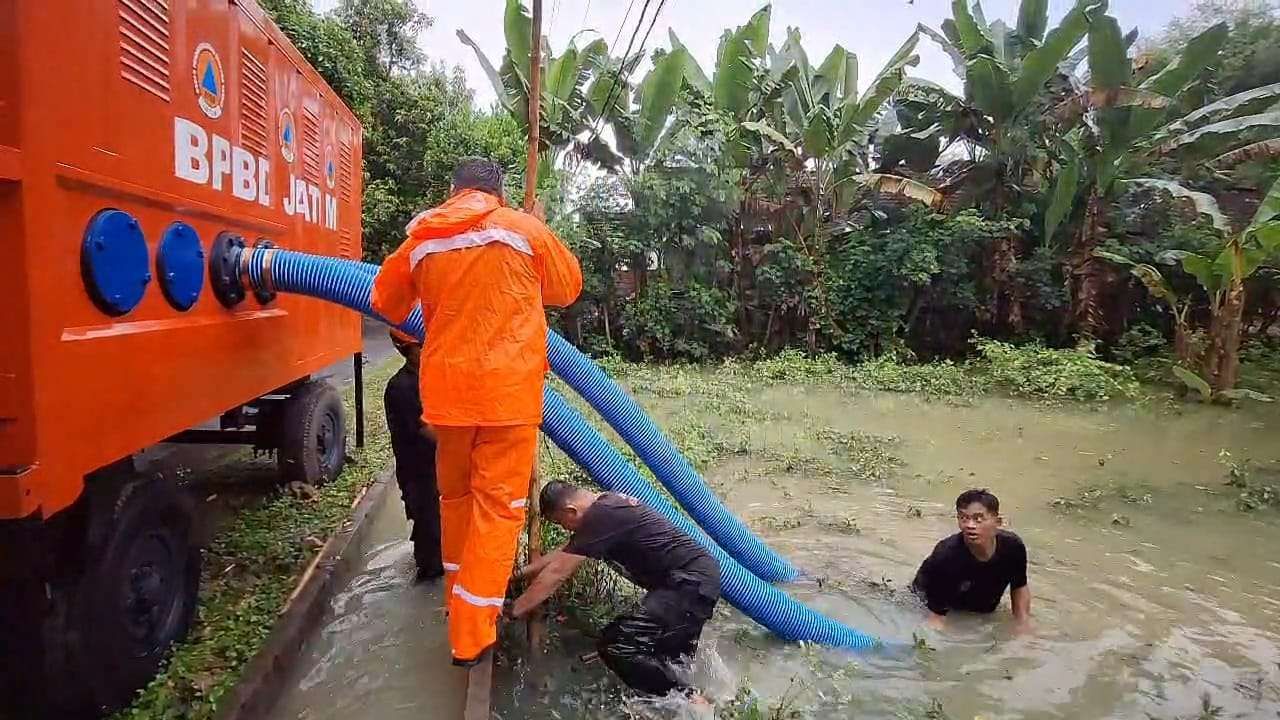 BPBD Tuban saat mengerahkan mesin pompa air untuk menyedot genangan air