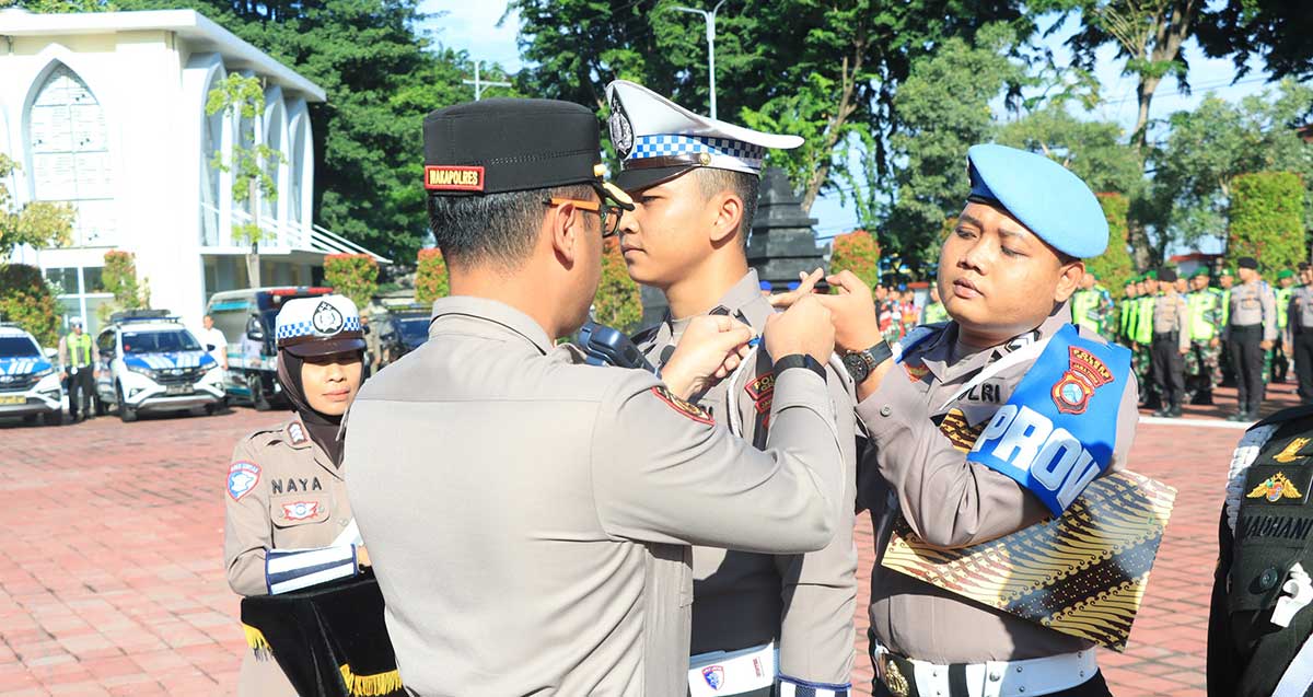 Wakapolres Gresik ketika menyematkan pita kepada petugas yang terjun dalam Operasi Keselamatan Semeru 2026.