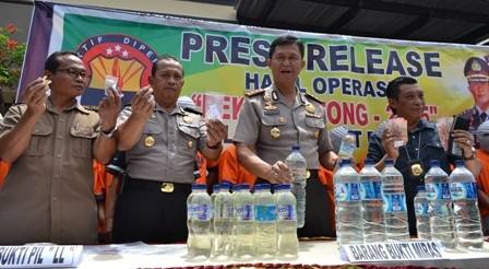 Kapolres Ponorogo AKBP Iwan Kurniawan Beserta Jajaranya Menunjukan Barang Bukti Dan Para Tersagka Yang Terjaring Dalam Operasi Pekat Katong 2015. (Prihantoro/BangsaOnline.com)