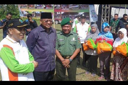 Bupati Malang (tengah berpeci) saat dialog dengan masyarakat usai membagi sembako di Pakis Malang. (foto: yuli iksanti/BANGSAONLINE)