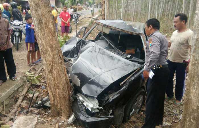 Kondisi mobil Honda Accord setelah menghantam pohon jati. foto: AKINA/ BANGSAONLINE