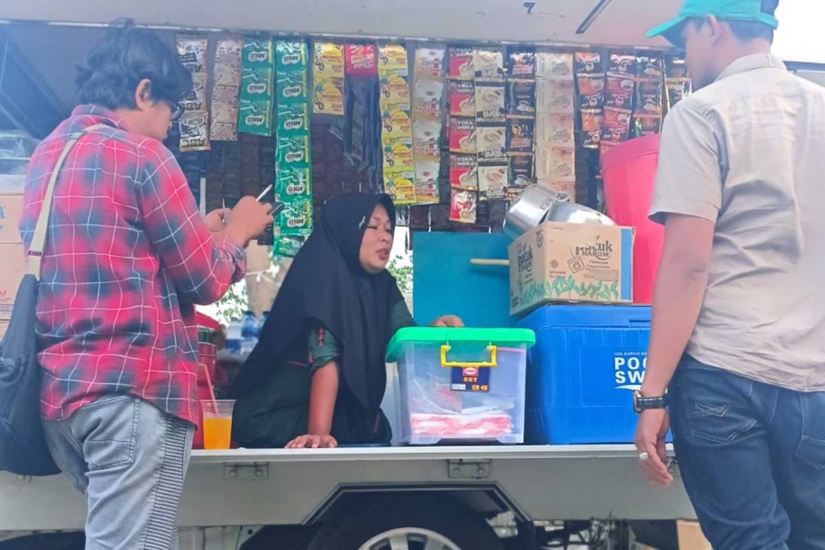 Salah satu pedagang di sekitar stadion GBT yang dilarang berjualan saat Piala Dunia U-17.