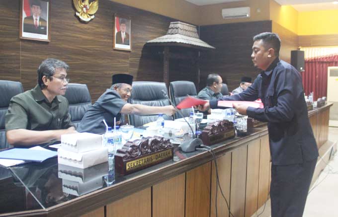 Fraksi PDI Perjuangan saat menyerahkan materi Pandangan Umum kepada Wakil Bupati Nganjuk dan pimpinan rapat. foto: BAMBANG/ BANGSAONLINE