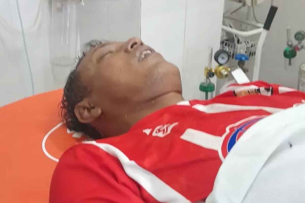 Bejo Sugiantoro, Ex Pemain Persebaya saat berada di Rumah Sakit Royal. Foto: Ist.