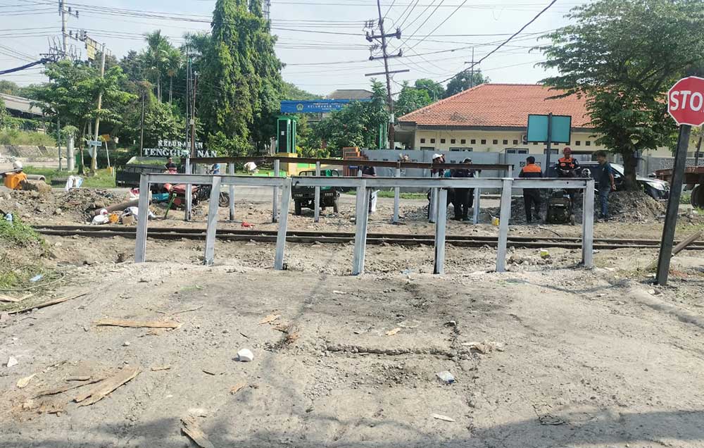 Kondisi perlintasan KA sebidang nomor 11 yang terletak di antara Stasiun Indro dan Stasiun Kandangan setelah ditutup. Foto: Ist.