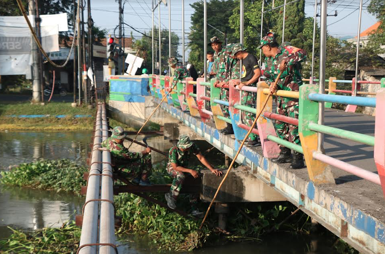 Satgas TMMD Sidoarjo Bersama Masyarakat Lakukan Bersih-bersih Sungai dan Jalan di Balongbendo