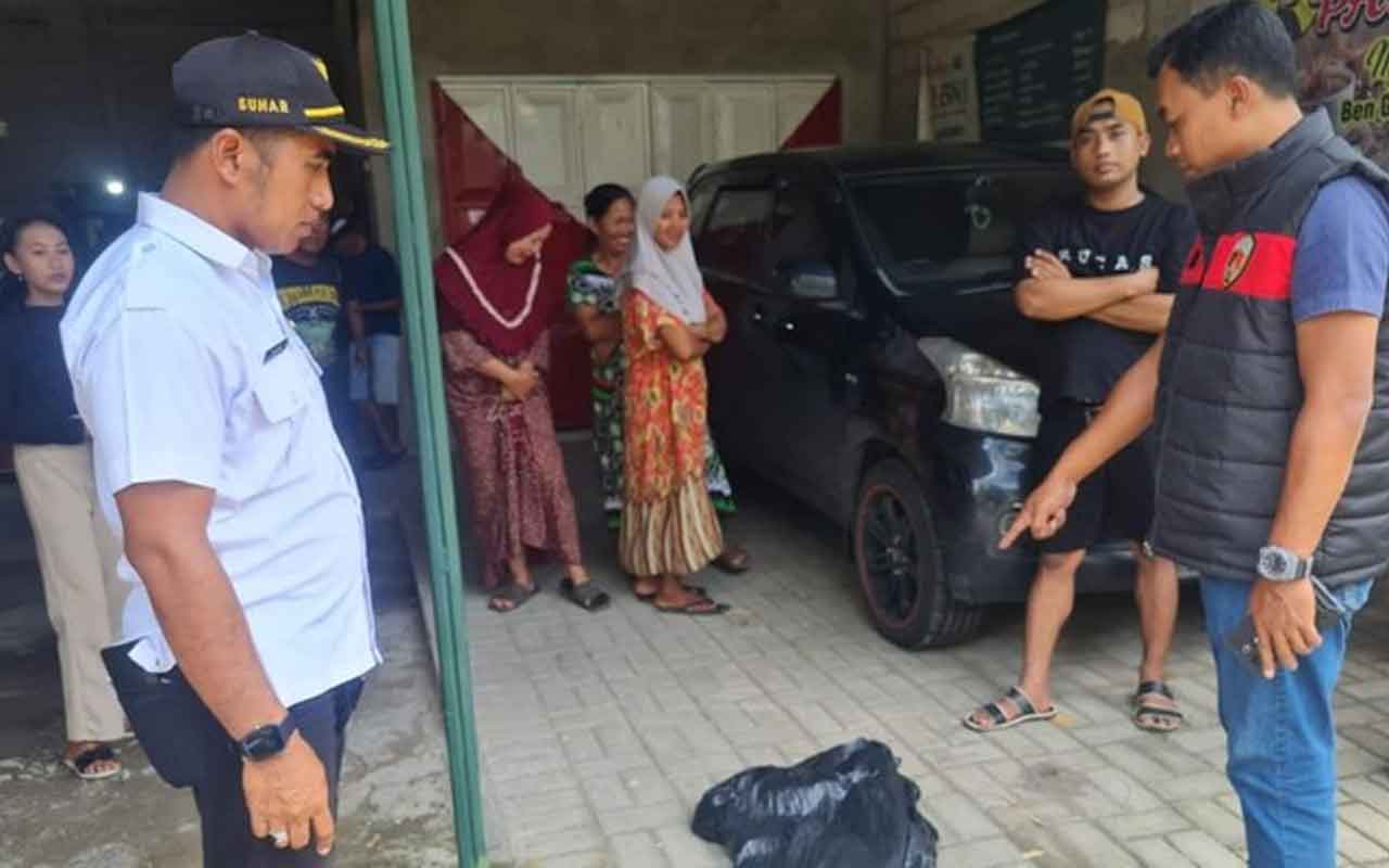 Jasad bayi berjenis kelamin laki-laki yang ditemukan oleh warga saat dievakuasi pihak kepolisian. Foto: Ist.