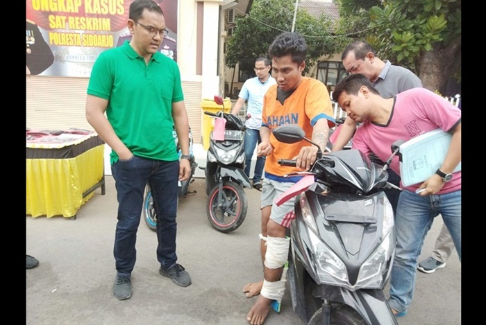 Pelaku bersama barang bukti.