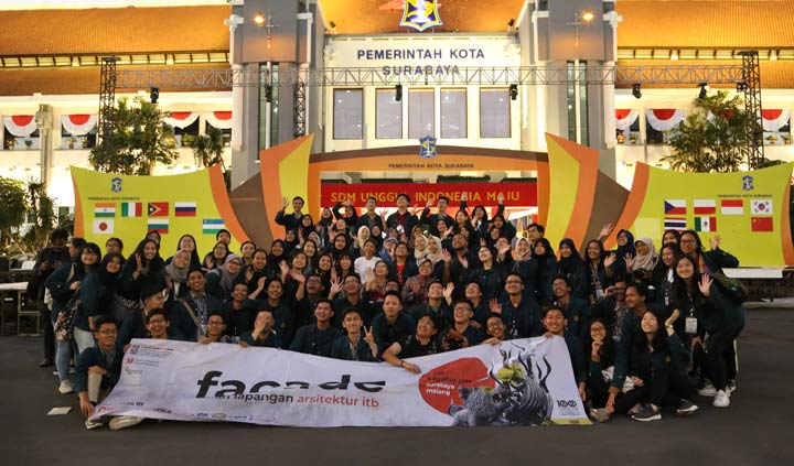 80 mahasiswa ITB foto bersama Risma di Balai Kota Surabaya, Jumat (2/8/2019).