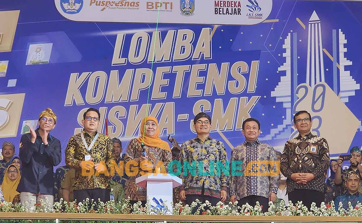 Gubernur Khofifah saat membuka LKS Nasional XXXI di Airlangga Convention Center. Foto: DEVI FITRI AFRIYANTI/BANGSAONLINE