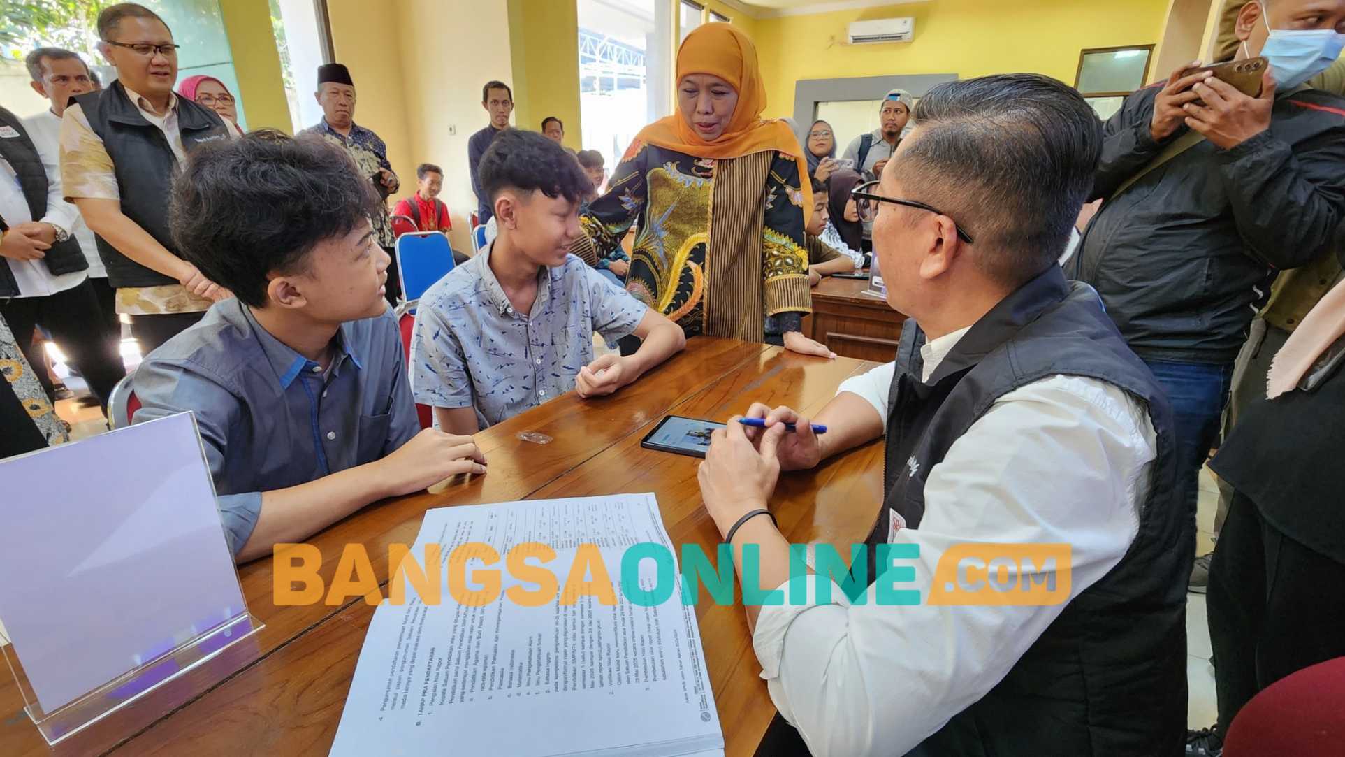 Tinjau Posko SPMB, Gubernur Khofifah Pastikan Hal ini Terkait Senopati AI