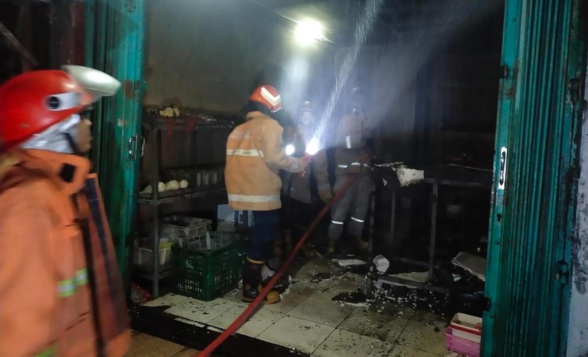 Sebuah Ruko di Sidomukti Gresik Hangus Terbakar