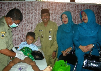 ?

Wabup Moch Qosim bersama Ketua TP PKK Hj Maria Ulfa ketika menghadiri khitanan gratis.foto:syuhud almanfaluti/BANGSAONLINE