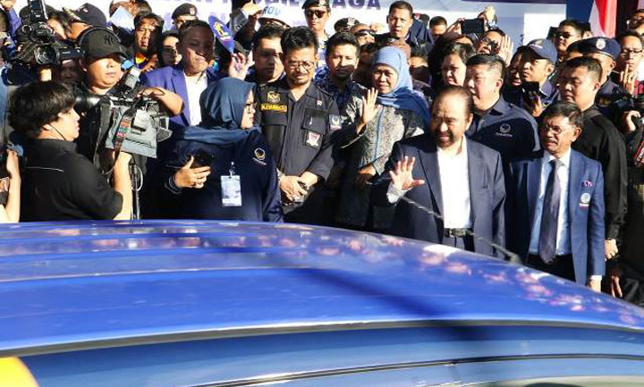 Gubernur Jawa Timur Khofifah Indar Parawansa ikut melepas peluncuran 157 mobil siaga dalam HUT ke-8 Partai Nasdem di JX Internasional Jalan A Yani Surabaya, Sabtu (23/11/2019). foto: istimewa/ bangsaonline.com