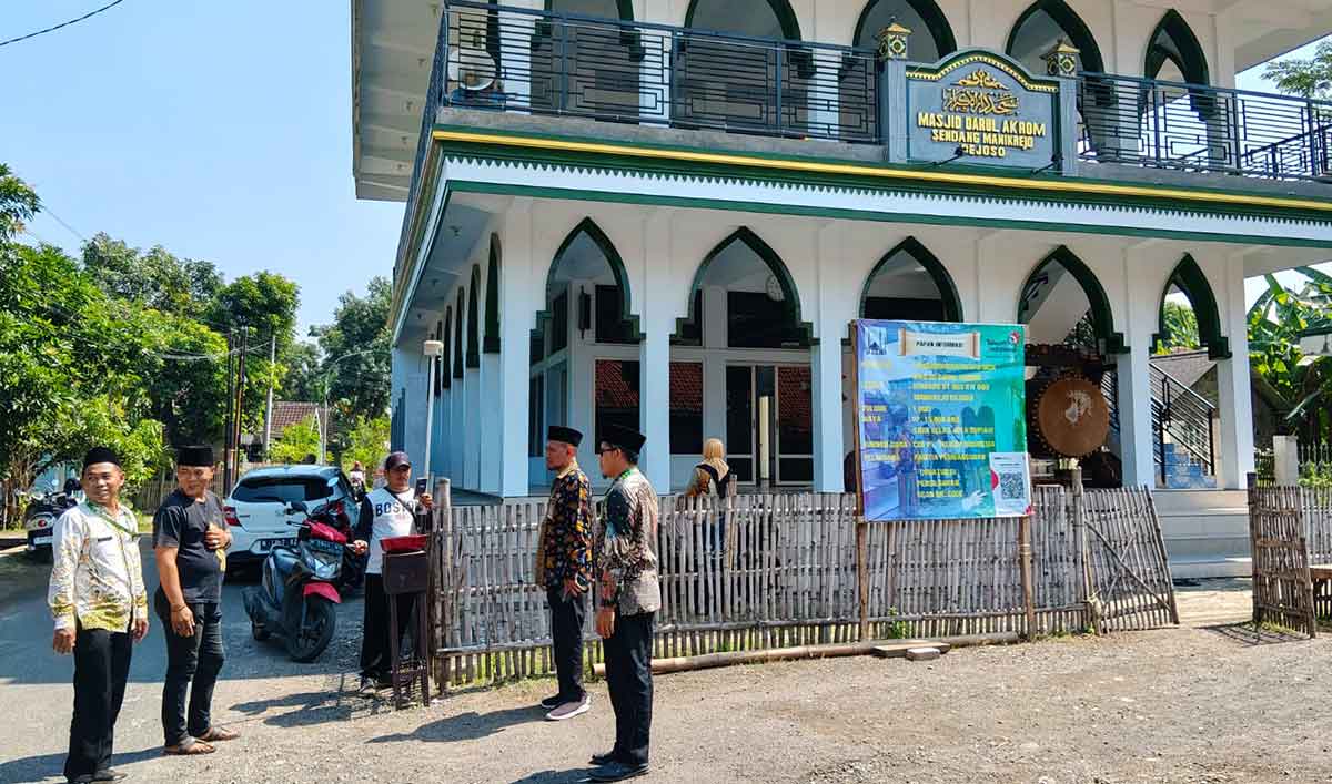 Petugas dari Kantah Kabupaten Pasuruan saat melakukan pemberkasan dan pengukuran tanah wakaf di Desa Manikrejo, Kecamatan Rejoso.