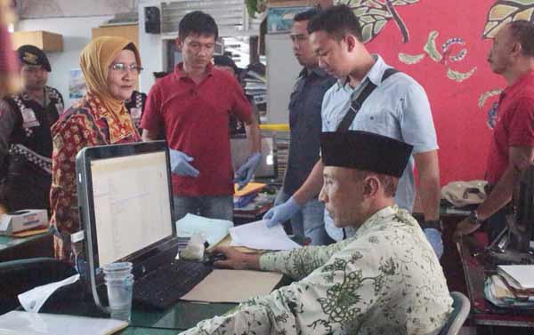 Tersangka Sut (peci hitam), saat dijemput Tim Saber Pungli yang terdiri dari Kasi Pidsus Kejari dan Tipikor Polres Jember di kantor Disperindag Jember.
