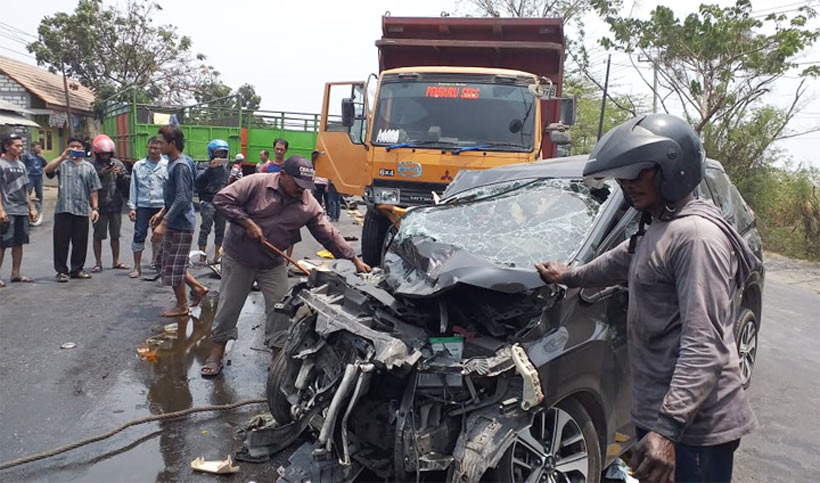 XPander Berpenumpang 5 Orang Ringsek Usai Tabrak Truk  